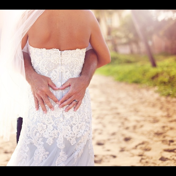 Stunning Wedding Dress - Fits like a true size 4. - Picture 9 of 9